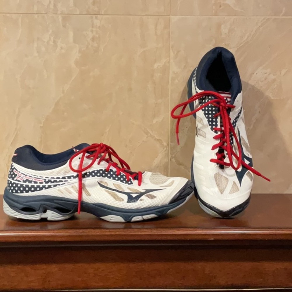 Mizuno White and Black Sneakers with Red Accents, Size 10.5
